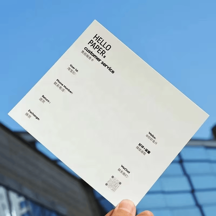 高品質な手触りを示す、白いサンキューカードの上質なリネン調の質感の拡大画像。