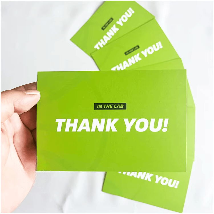 ヴィンテージ文字デザインを採用したアンティーク調アパレルタグ